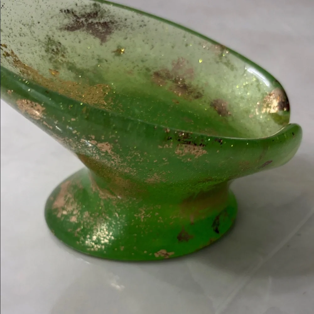 Self- draining soap holder